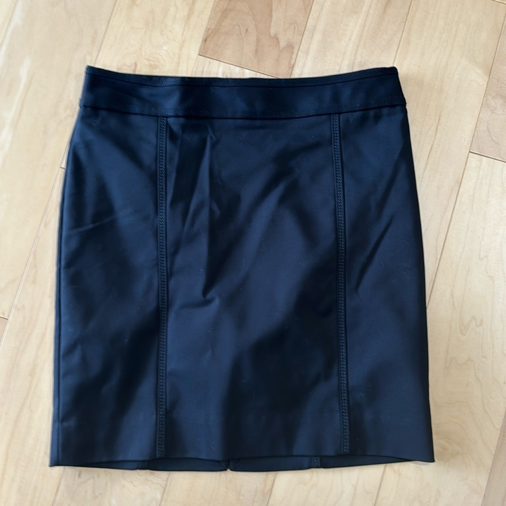White House Black Market black pencil skirt - size 8